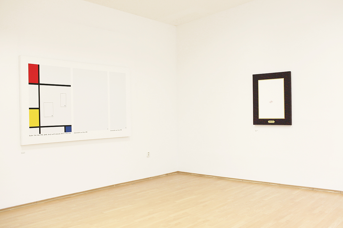 Sala wystawiennicza z dużoformatowymi, minimalistycznymi obrazami z geometrycznym wzorem.